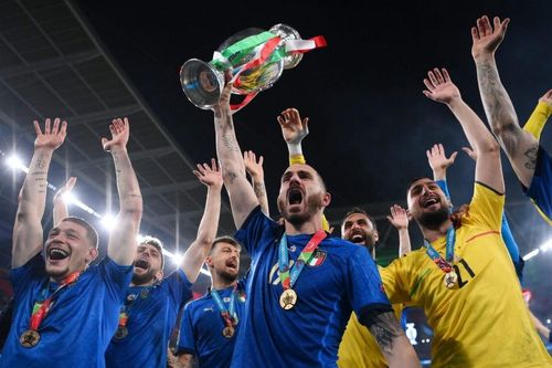 Khoảnh khắc cầu thủ Italia nâng cao Cúp vô địch EURO 2020