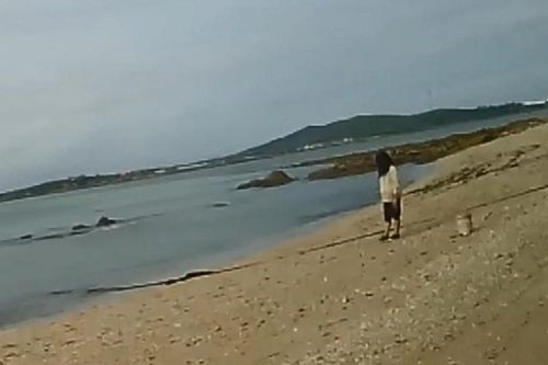 Con gái 13 tuổi 'nổi loạn', bố mẹ mạnh tay áp dụng cách dạy này khiến đứa trẻ phải cầu cứu cảnh sát