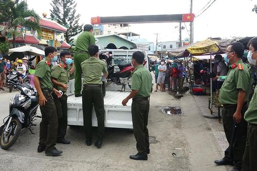 Tụ tập cờ bạc ngay trong ngày đầu giãn cách xã hội bị bắt