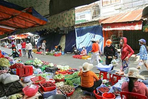 Phát phiếu cho người dân đi chợ Dinh Ninh Hòa