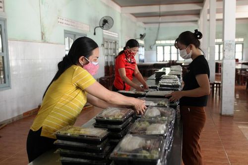 Đạ Tẻh: Nữ cán bộ, công chức phụ nấu ăn cho khu cách ly dịp cuối tuần