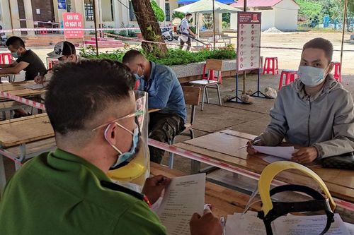 Di Linh: Trốn qua chốt kiểm dịch Covid-19, 5 người bị phạt 37,5 triệu đồng