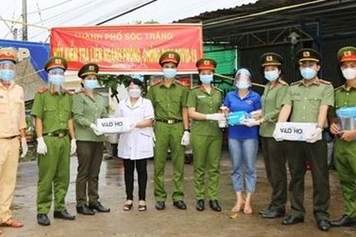 Thăm hỏi, tặng quà các chốt phòng, chống dịch