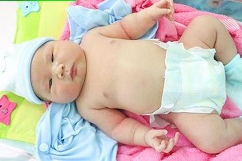 Bé trai cân nặng 5,2kg chào đời