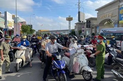Nhiều người ở TPHCM ra đường vì được công ty, cơ quan cấp 'giấy thông hành'