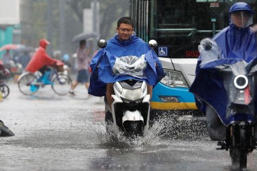 Trung Quốc hủy 700 chuyến bay, đóng cửa trường học trước cơn bão lớn nhất năm