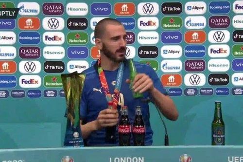 Italy vô địch EURO: Bonucci châm chọc Ronaldo, uống cả bia lẫn nước ngọt