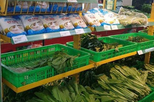 TP.HCM thực phẩm trong siêu thị dồi dào nhưng người dân khó tiếp cận do các siêu thị hạn chế người vào cùng lúc