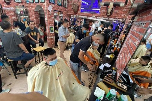 Người Hà Nội xếp hàng 30 phút chờ cắt tóc trước giờ tạm dừng dịch vụ