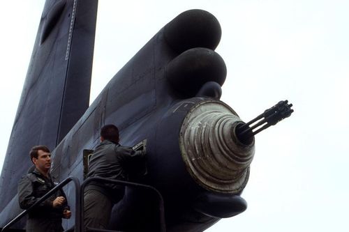 'Hỏa thần' M-61 Vulcan lặng lẽ biến mất ở đuôi 'pháo đài bay' B-52