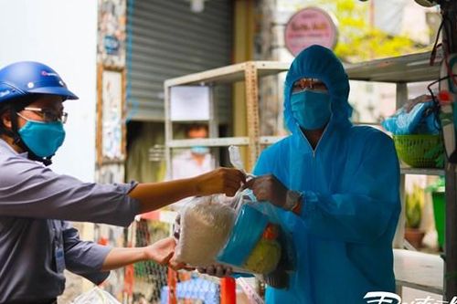 Theo chân cán bộ phục vụ trong khu cách ly