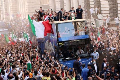 Lễ mừng công hoành tráng của tân vương châu Âu Italy