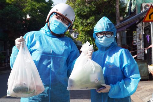 Đi chợ thay người dân trong khu phong tỏa ở TP.HCM