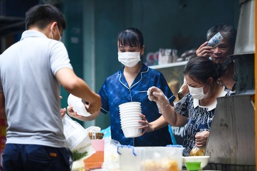 Hàng quán, shipper Hà Nội tất bật trong ngày đầu bán mang về