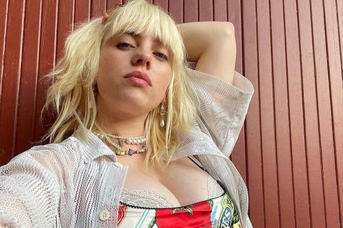Billie Eilish diện corset gợi cảm