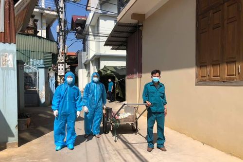 Chùm ảnh: Nhịp sống người dân trong khu phong tỏa ở Quốc Oai
