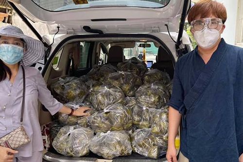 Thủy Tiên, Đại Nghĩa phát gạo, tặng bánh cho khu cách ly và người nghèo