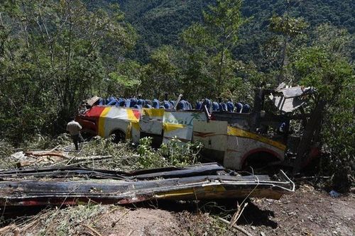 Xe buýt lao xuống vực ở Bolivia, cần trục sập tại Canada
