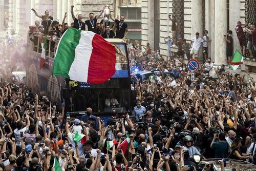 Biển người ăn mừng chức vô địch EURO 2020 cùng đội tuyển Italia