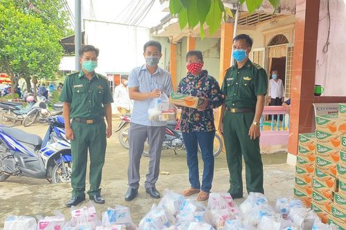 Sóc Trăng: Bộ đội Biên phòng hỗ trợ người dân vùng giãn cách