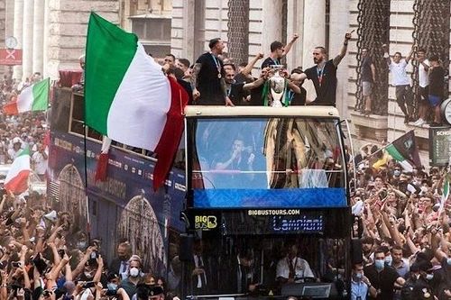 EURO 2021: Nhà vô địch Italy diễu hành hoành tráng trên đường phố Rome