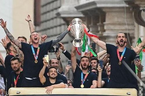 Italia mang cúp vô địch về nhà
