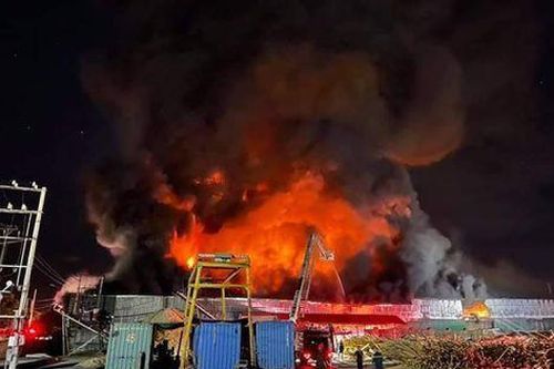 Cháy lớn trong đêm tại kho chứa lốp xe cụm công nghiệp ở TP Hạ Long