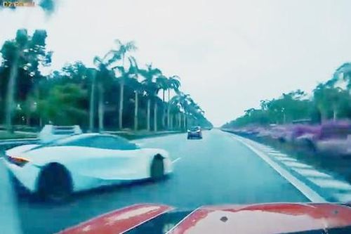Siêu xe vỡ nát sau khi đâm vào dải phân cách