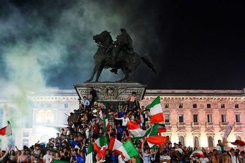 Nhiều CĐV Italia thương vong khi 'đi bão' ăn mừng vô địch