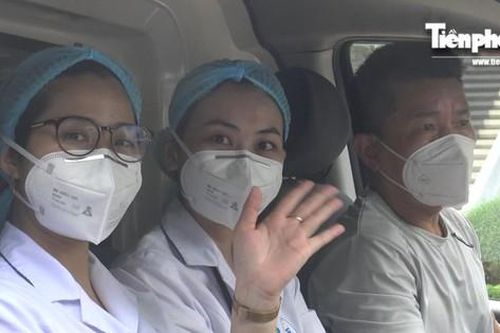 Các chiến sĩ áo trắng tạm xa mẹ già con thơ để vào tâm dịch điều trị COVID-19
