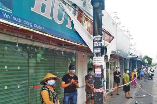 Sau kêu cứu, người dân khu phong tỏa ở TPHCM được nhận hàng tiếp tế