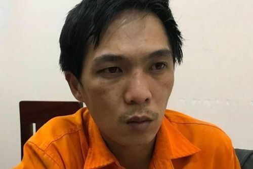 Khởi tố cha ruột đổ xăng lên người 2 con nhỏ đòi tự tử