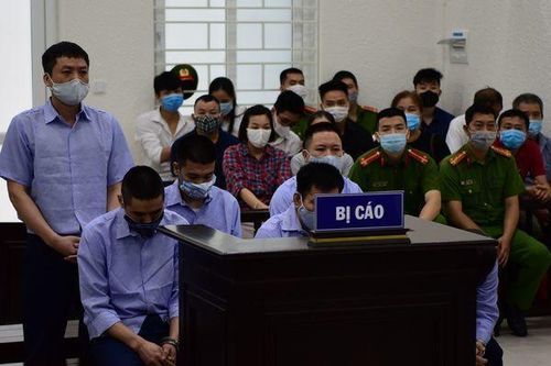 Mở lại phiên tòa vụ bảo kê logo 'xe vua' của các cựu thanh tra giao thông ở Hà Nội