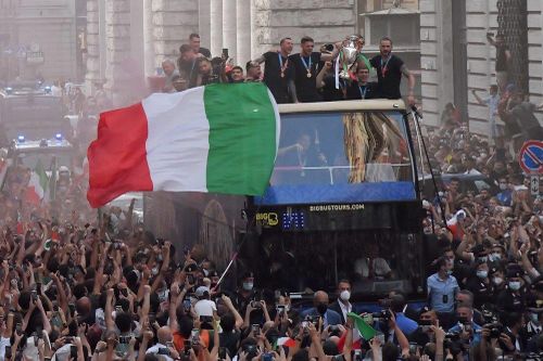 Nhà vô địch EURO diễu hành hoành tráng trên đường phố Rome