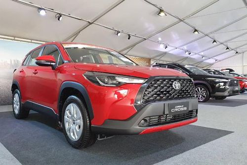 Muôn kiểu đại lý ô tô hét chênh, bán xe 'kèm lạc' ở Việt Nam