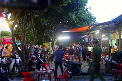 Chiều tối nay 13/7, Công an TP.Vinh xử lý một loạt quán bia tập trung đông người