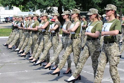 Quân đội Ukraine ngừng để nữ quân nhân duyệt binh mang giày cao gót