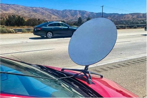 Lắp bộ thu internet của SpaceX trên xe ô tô, tài xế bị phạt vì lỗi không đảm bảo an toàn giao thông
