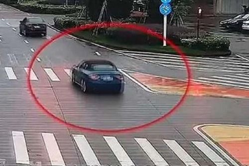 Tức tối vì bị 'cắm sừng', cô gái thuê xe bạn trai cũ để trả thù, pha xử lý cồng kềnh gây bão mạng xã hội