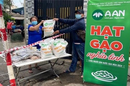 'Hạt gạo nghĩa tình' – Cùng người dân bước qua mùa dịch