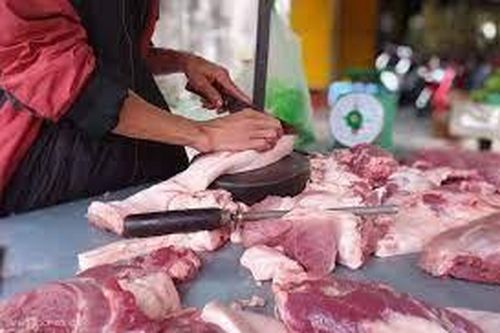 Giá heo hơi giảm, người tiêu dùng vẫn phải mua thịt heo giá cao