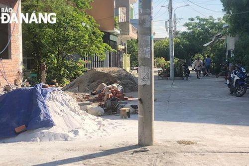 Cần di dời cột điện đứng giữa đường