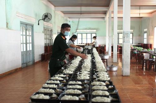 Màu xanh áo lính trên tuyến đầu chống dịch