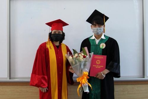 Hai sinh viên Lào đầu tiên tốt nghiệp cử nhân tại Trường Đại học Đà Lạt