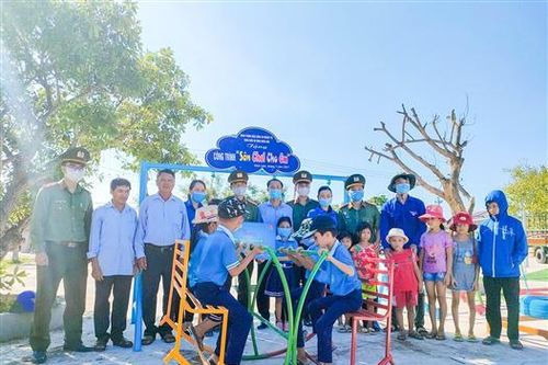 Trao tặng sân chơi cho thiếu nhi xã Vĩnh Lâm