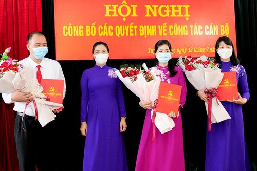 Công bố các quyết định về công tác cán bộ