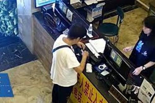 Dân mạng xót xa chuyện bà cụ 80 tuổi ngồi quán internet suốt 2 năm trời