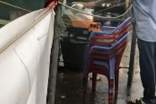 Để 'sống chung với dịch', một quán cơm nghĩ ra cách giao hàng không tiếp xúc cực 'xịn'