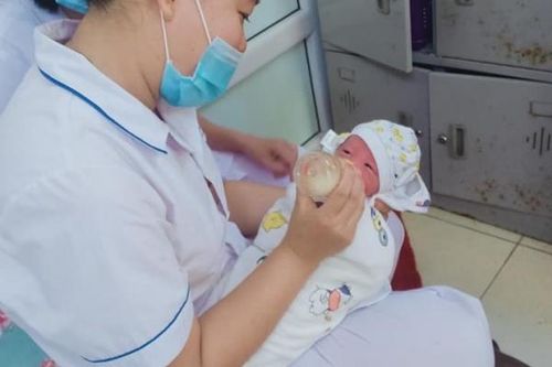 Phát hiện bé trai sơ sinh nằm trong bọc tã lót ở ven đường ở Yên Bái