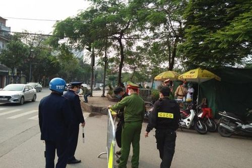Hà Nội: ngăn chặn mầm bệnh xâm nhập nhưng không 'ngăn sông cấm chợ'